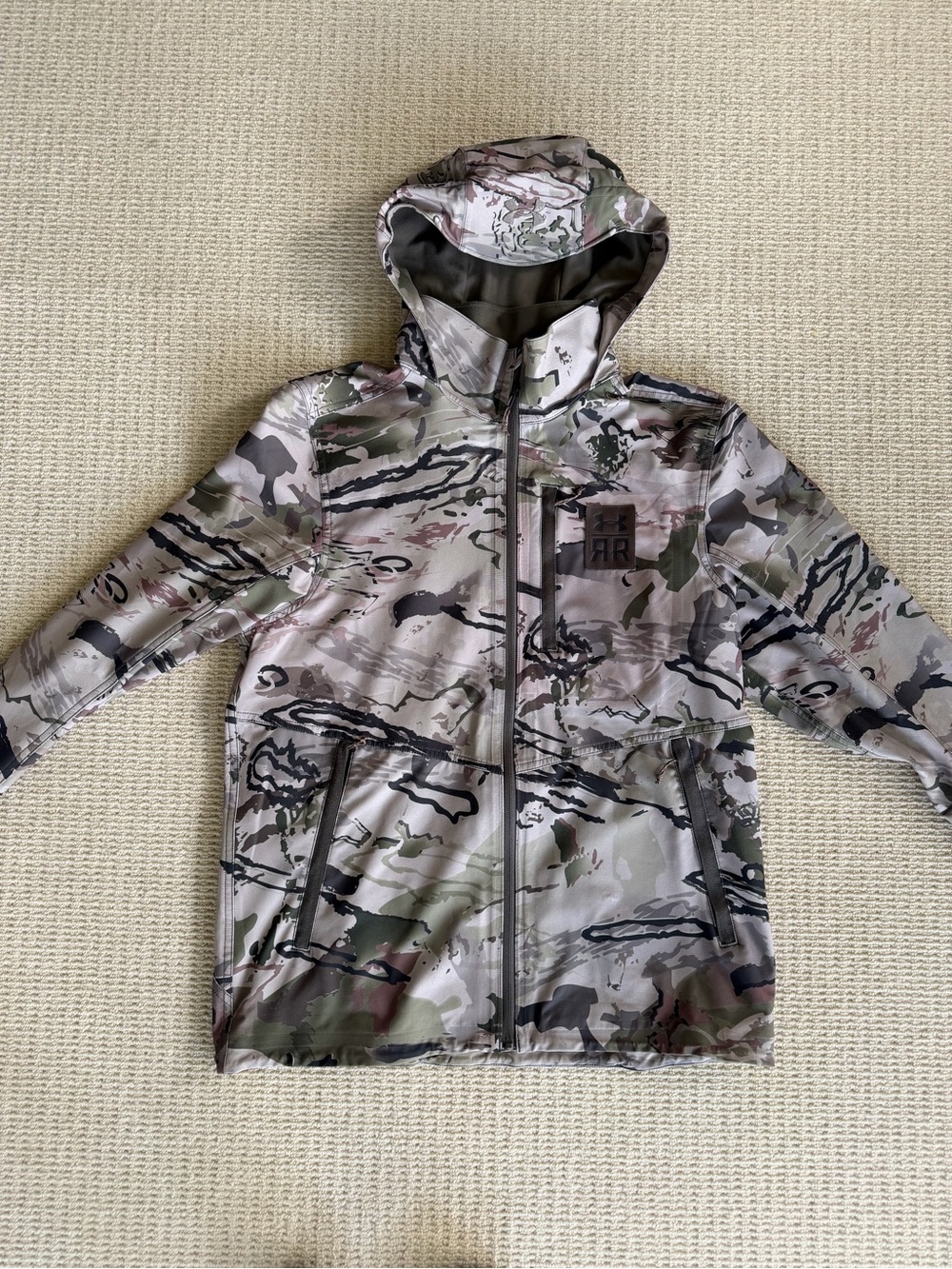 EUC Men’s Under Armour Camo All Season Gear, Light Weight Hooded Jacket. Medium.